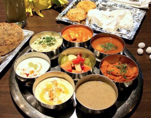 शाकाहारी खाने वालों का पसंदीदा ठौर दिल्ली का वेज गुलाटी रेस्टोरेंट, delhi best veg restaurants veg gulati