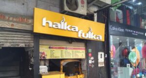 मिल बैठे तीन यार, दुनिया के सबसे महंगे मार्केट में ऑटो में खोला हल्का फुल्का रेस्टोरेंट