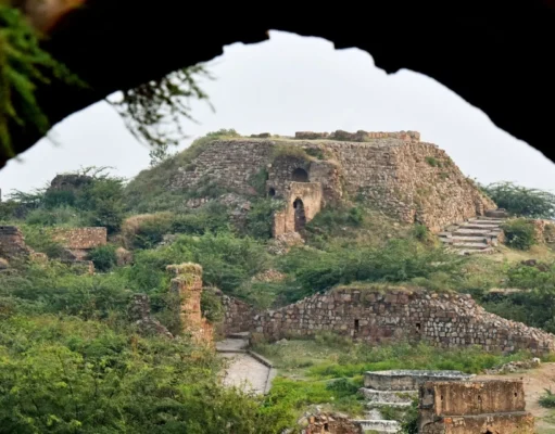 कहानी दिल्ली के तुगलकाबाद शहर की, Tughlaqabad Fort: The story behind the “cursed fort”