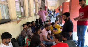 डीयू लॉ फैकल्टी में फीस वृद्धि के खिलाफ एबीवीपी का हल्ला बोल