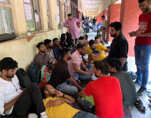 डीयू लॉ फैकल्टी में फीस वृद्धि के खिलाफ एबीवीपी का हल्ला बोल