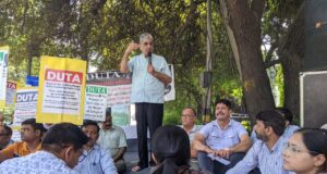 डीयू में लगातार दूसरे दिन नहीं चलीं कक्षाएं, केजरीवाल के आवास के बाहर डटे रहे शिक्षक