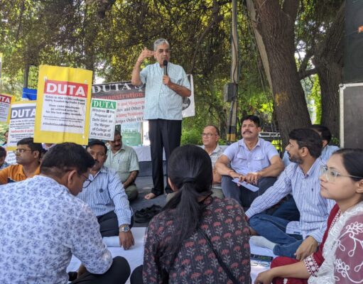 डीयू में लगातार दूसरे दिन नहीं चलीं कक्षाएं, केजरीवाल के आवास के बाहर डटे रहे शिक्षक