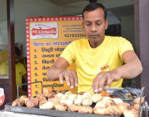 मोटी सैलरी वाली नौकरी छोड़ देवेंद्र सिंह ने खोली लिट्टी की दुकान, मिस्टर लिट्टीवाले नाम से हो गए मशहूर