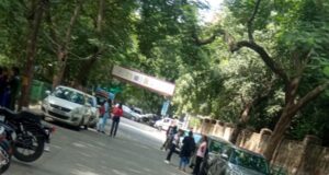 डीयू के जानकीदेवी मेमोरियल कालेज ने बढ़ाई फीस, छात्राओं ने किया प्रदर्शन