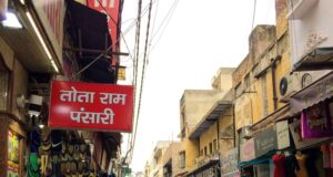 दिल्ली के तोता राम बाजार में प्रसिद्ध तोता राम की दुकान