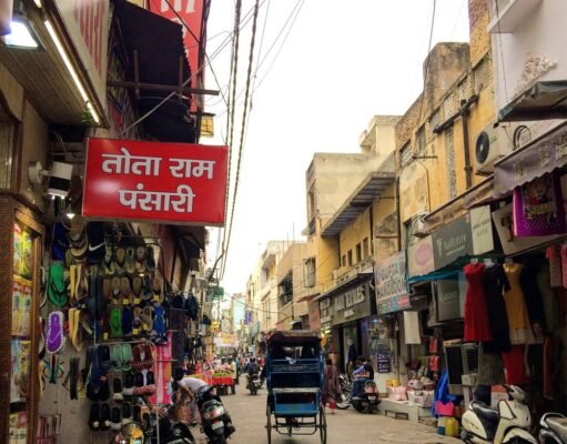 दिल्ली के तोता राम बाजार में प्रसिद्ध तोता राम की दुकान