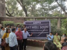 डीयू शिक्षकों ने शुरू किया गांधीगिरी से प्रेरित ‘गेट वेल सून’ धरना