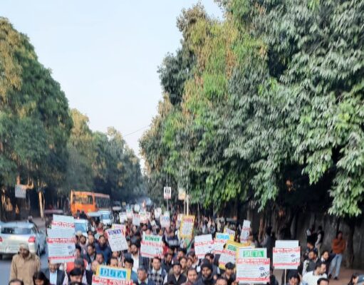 एडहॉक शिक्षकों के मसले पर डीयू शिक्षकों ने किया प्रदर्शन
