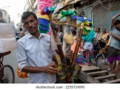 दिल्ली के फेरीवाले कुछ इस अंदाज में बेचते थे अलीगंज का गाजर, शाहजी का सिंघाड़ा