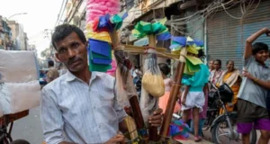 दिल्ली के फेरीवाले कुछ इस अंदाज में बेचते थे अलीगंज का गाजर, शाहजी का सिंघाड़ा