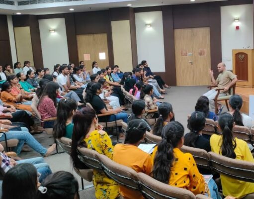 स्वामी विवेकानंद के विचाराें को जेएनयू, डीयू छात्रों ने किया आत्मसात