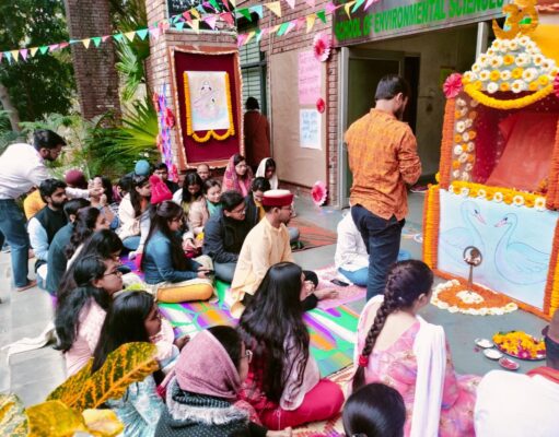 जेएनयू में गूंजे मंत्र, छात्रों ने की मां सरस्वती की पूजा