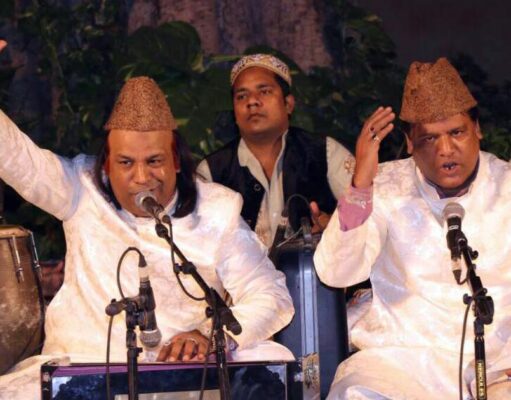 दिल्ली में कव्वाली का इतिहास, इसे सुनकर कपड़े क्यों फाड़ लेते हैं कुछ लोग