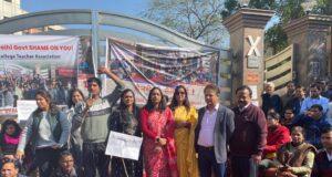 सड़कों पर उतरे डीयू शिक्षक, चार महीने से नहीं मिला है वेतन