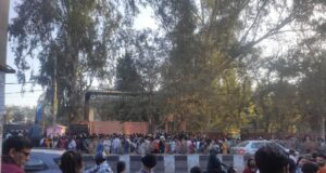 डीयू को किसकी नजर लग गई है? छात्रों के साथ क्यों कर रहा ये सुलूक