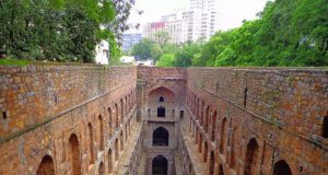 उग्रसेन की बावली का इतिहास, यमुना में तैराकों की कलाबाजी