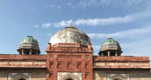 मुगल काल: ईसा खां की मस्जिद और मकबरा (1547 ई.)