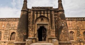 मुस्लिम काल की दिल्ली (पठान काल): खिड़की मस्जिद एवं कदम शरीफ का इतिहास