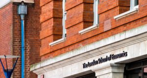 लंदन स्कूल ऑफ इकोनॉमिक्स के खिलाफ भारतीय छात्र संगठनों में क्यों है उबाल