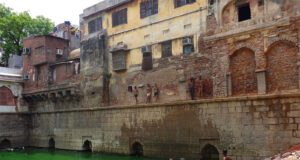 दिल्ली की वो बावली जिसने बादशाह के गुरूर को तोड़ दिया