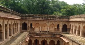 मुस्लिम काल की दिल्ली (पठान काल): राजाओं की बावली और मस्जिद