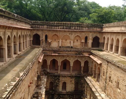 मुस्लिम काल की दिल्ली (पठान काल): राजाओं की बावली और मस्जिद