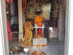दिल्ली के मंदिर में खुद चल रही थी चक्कियां, अकबर ने देखा तो हो गया हैरान