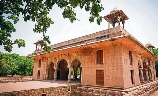 इस पार्क के बीचो-बीच बहती थी इत्र की नहर