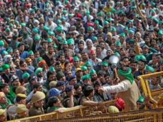 किसानों ने सेफ्टी बैरियर तोड़े, पुलिस ने आंसू गैस के गोले छोड़े