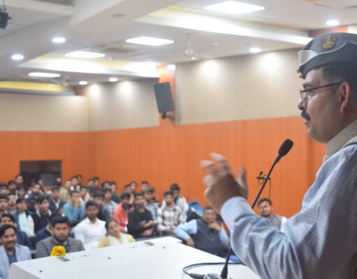 विषम परिस्थितियों में धैर्य व साहस जरूरी: योगेंद्र यादव