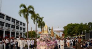 थाईलैंड में भगवान बुद्ध के पवित्र अवशेषों के दर्शन को उमड़ रहे कई देशों के श्रद्धालु