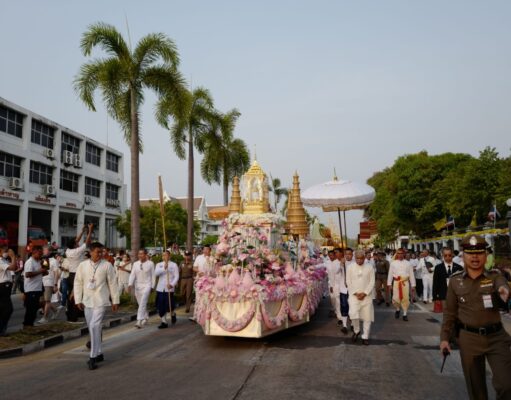 थाईलैंड में भगवान बुद्ध के पवित्र अवशेषों के दर्शन को उमड़ रहे कई देशों के श्रद्धालु