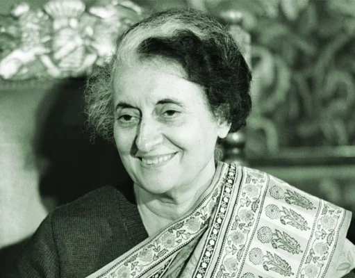 जब इंदिरा गांधी की एक झलक पाने के लिए सड़कों किनारे उमड़ा हुजूम