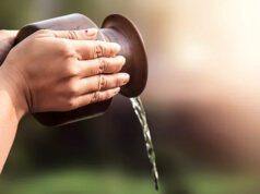 सूर्य को जल चढ़ाते समय भूल से भी न करें ये तीन गलतियां