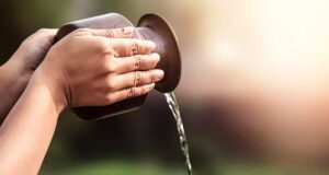 सूर्य को जल चढ़ाते समय भूल से भी न करें ये तीन गलतियां