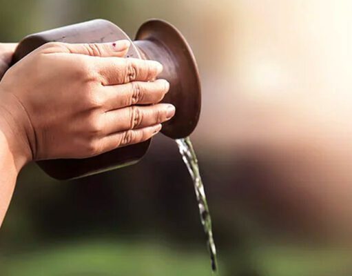 सूर्य को जल चढ़ाते समय भूल से भी न करें ये तीन गलतियां