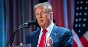 Donald trump news: ट्रंप का टैरिफ गेम: 1 फरवरी से कनाडा और मेक्सिको पर 25% टैरिफ, चीन और ब्रिक्स देशों पर गिरेगी गाज? donald trump