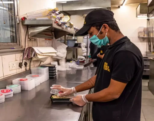 Cloud Kitchen Startups: कम पैसे में शुरू करें यह बिजनेस, होगी मोटी कमाई