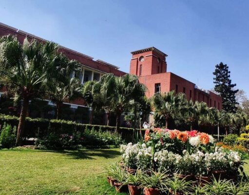 कभी डीयू के कॉलेजों में रजाई-गद्दा भी लेकर पढ़ने जाते थे छात्र