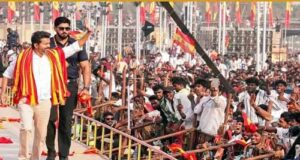 Thalapathy Vijay: फैन ने पेड़ से छलांग लगाकर गाड़ी पर किया हमला, विजय ने दिखाया सुपरस्टार वाला कूल अंदाज़!