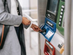 अपने ही पैसे जमा करने पर लग रहा टैक्स? जानिए बैंकों के ‘हिडन चार्ज’ का पूरा सच! Bank Cash Deposit Charges bank hidden charge