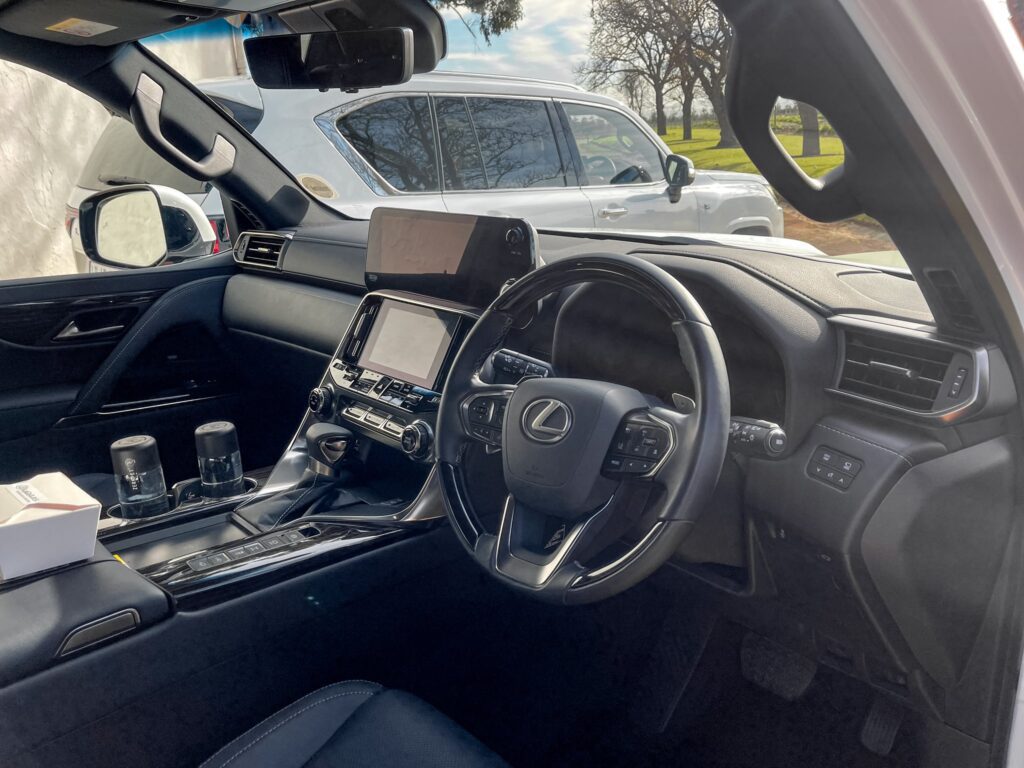 LexusLX 500d