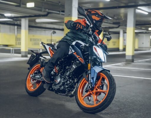 ₹20 हज़ार महीने कमाने वाला भी KTM 160 Duke खरीद सकता है, सिर्फ ₹100 रोज में अपनी रफ्तार का सपना पूरा करें! KTM 160 Duke