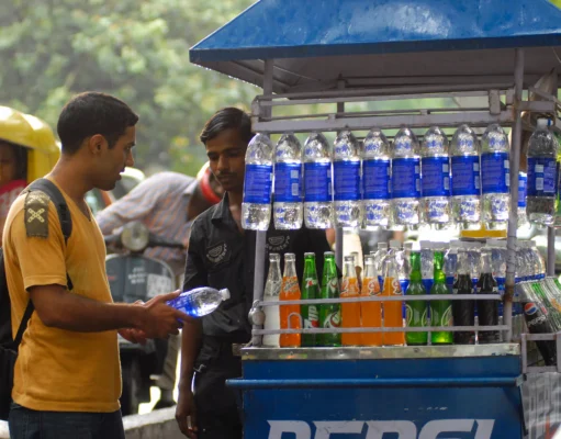 पेय पदार्थ और किराना: भारतीय रिटेल मार्केट की असली रीढ़ retail sector