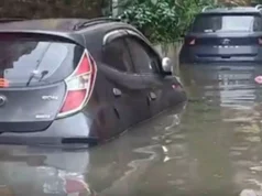 Kolkata flood में डूब गईं 500 से ज्यादा कारें, 50 करोड़ का नुकसान, लग्जरी से लेकर मिड-सेगमेंट तक सब तबाह Kolkata flood