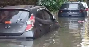 Kolkata flood में डूब गईं 500 से ज्यादा कारें, 50 करोड़ का नुकसान, लग्जरी से लेकर मिड-सेगमेंट तक सब तबाह Kolkata flood