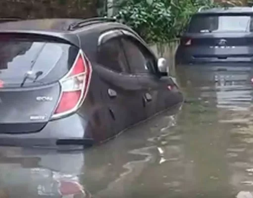 Kolkata flood में डूब गईं 500 से ज्यादा कारें, 50 करोड़ का नुकसान, लग्जरी से लेकर मिड-सेगमेंट तक सब तबाह Kolkata flood