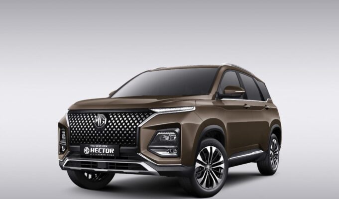BIG Reveal: शोरूम पर दिखी New MG Hector Facelift! हनीकॉम्ब ग्रिल और डिजिटल कॉकपिट के साथ 15 दिसंबर को होगी ‘बड़ी टक्कर’ MG Hector Facelift