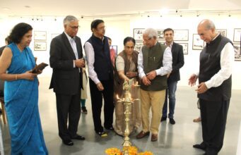 Black & White में कैद हुआ भारत का इतिहास! Roshan Lal Chopra की ‘Frames of Eternity’ प्रदर्शनी में दिखेंगे 11 प्रधानमंत्रियों के दुर्लभ पल Frames of Eternity